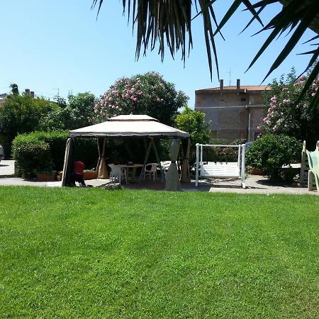 Garden Basement - Seminterrato Max 4 Ospiti - Fiumicino Vicino Aeroporto E Fiera Apartamento Exterior foto