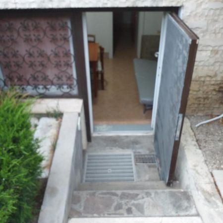 Garden Basement - Seminterrato Max 4 Ospiti - Fiumicino Vicino Aeroporto E Fiera Apartamento Exterior foto