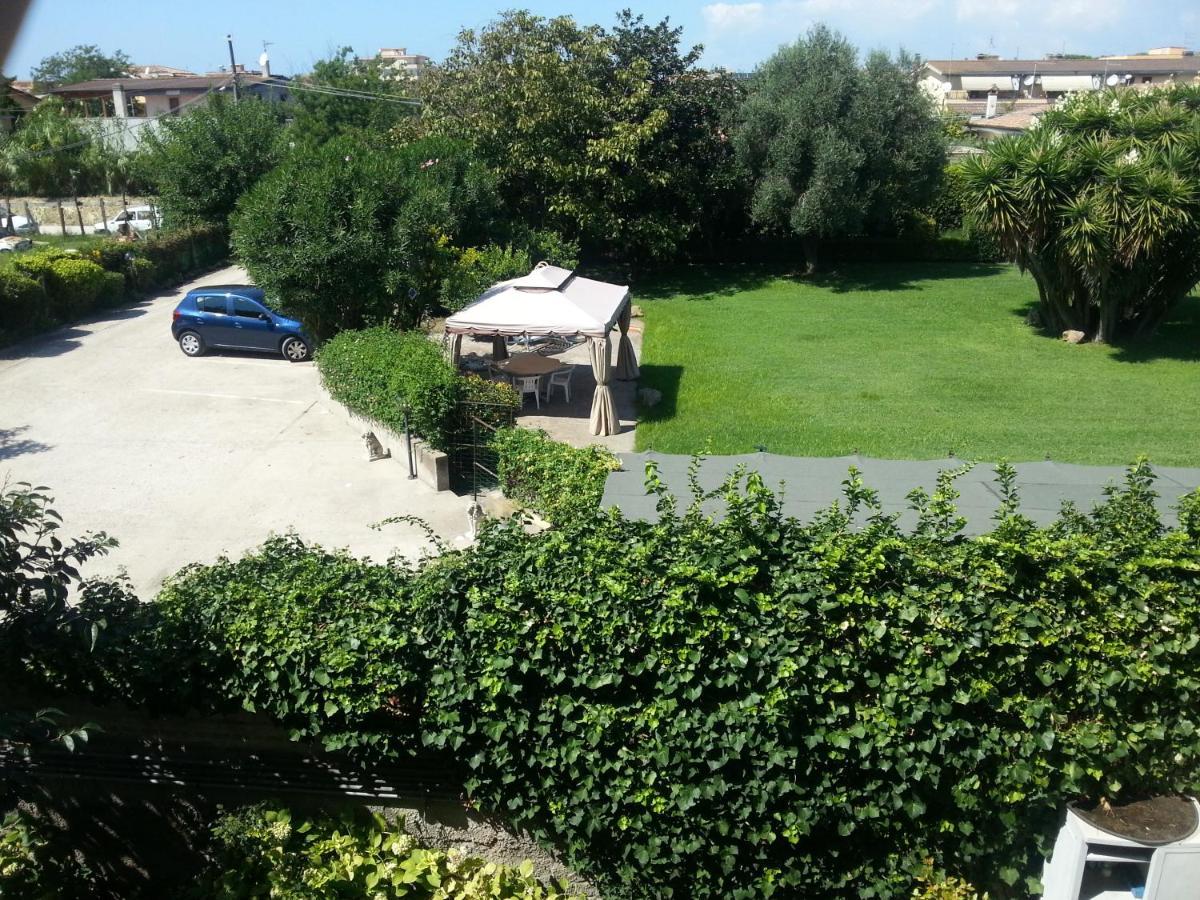 Garden Basement - Seminterrato Max 4 Ospiti - Fiumicino Vicino Aeroporto E Fiera Apartamento Exterior foto
