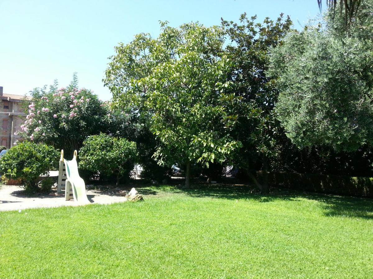 Garden Basement - Seminterrato Max 4 Ospiti - Fiumicino Vicino Aeroporto E Fiera Apartamento Exterior foto