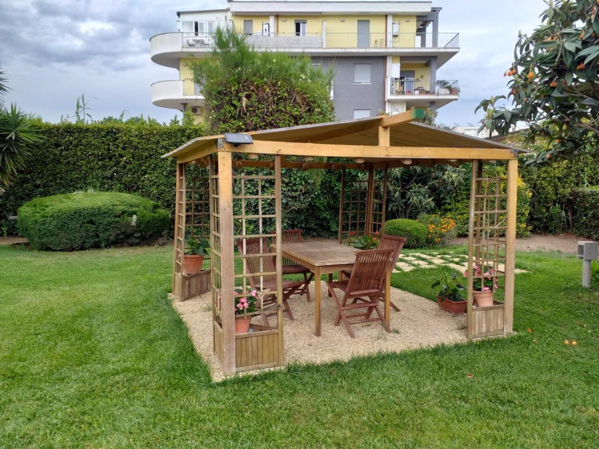 Garden Basement - Seminterrato Max 4 Ospiti - Fiumicino Vicino Aeroporto E Fiera Apartamento Exterior foto