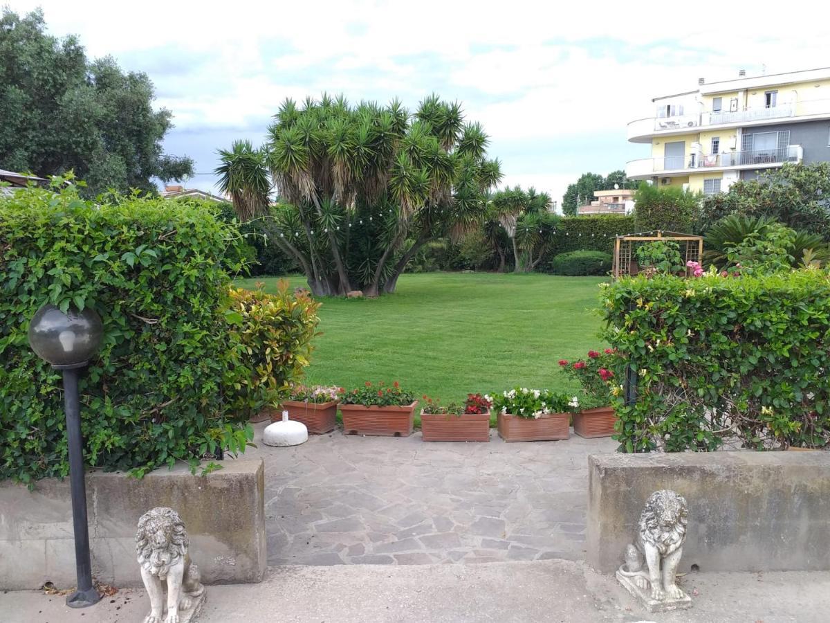 Garden Basement - Seminterrato Max 4 Ospiti - Fiumicino Vicino Aeroporto E Fiera Apartamento Exterior foto
