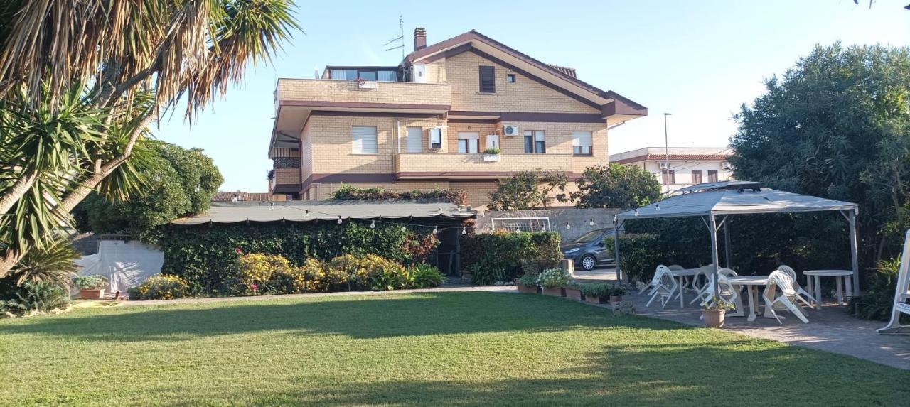 Garden Basement - Seminterrato Max 4 Ospiti - Fiumicino Vicino Aeroporto E Fiera Apartamento Exterior foto