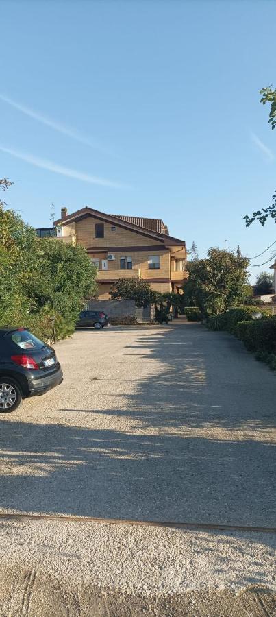 Garden Basement - Seminterrato Max 4 Ospiti - Fiumicino Vicino Aeroporto E Fiera Apartamento Exterior foto