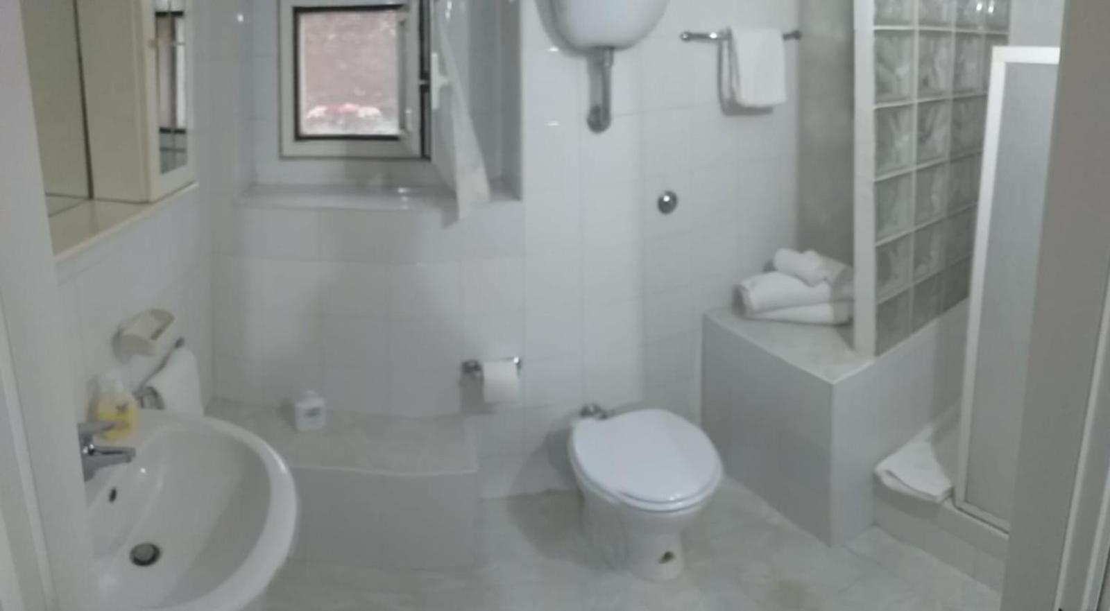 Garden Basement - Seminterrato Max 4 Ospiti - Fiumicino Vicino Aeroporto E Fiera Apartamento Exterior foto